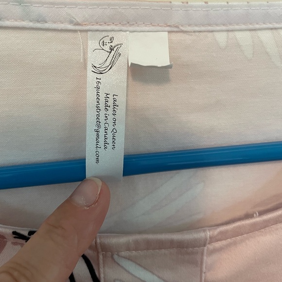 Ladies in Queen Top - Picture 3 of 5